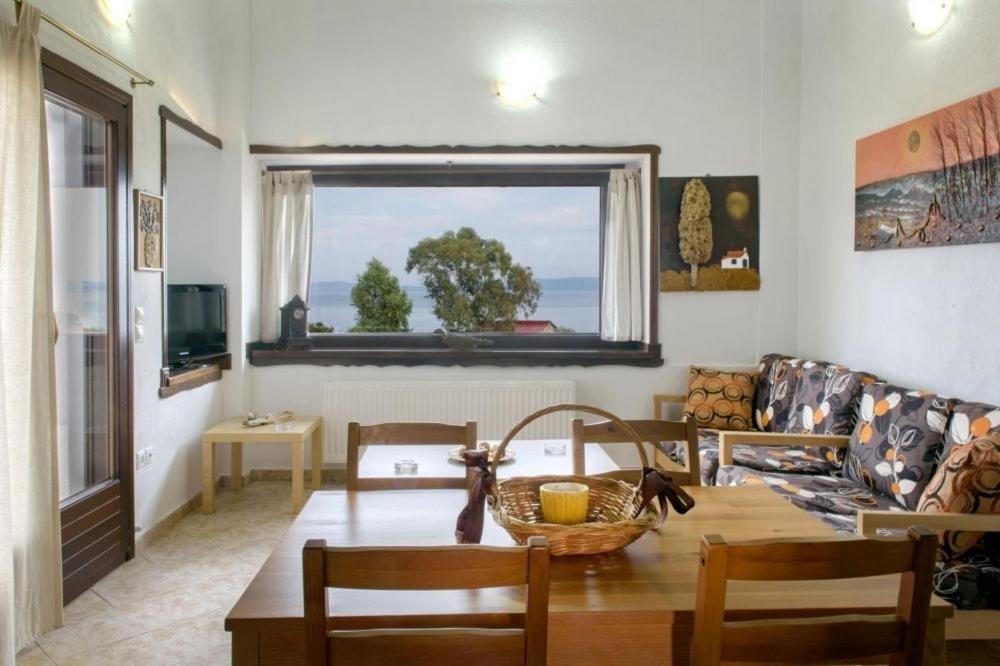 Katevi Luxury Seafront Villa Ierissós Buitenkant foto
